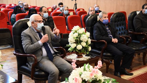 خلال اجتماع المحافظ