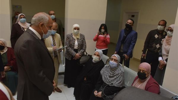 محافظ الجيزة مع عدد