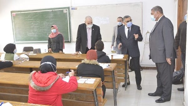 رئيس الجامعة خلال
