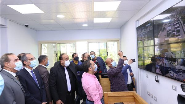 وزير الاتصالات  ومحافظ