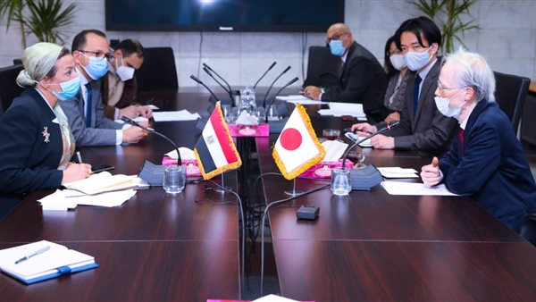 وزيرة البيئة مع سفير