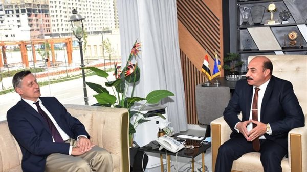 محافظ أسوان مع سفير