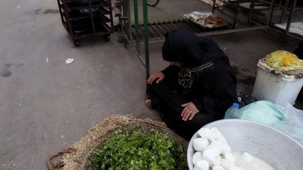 سيدة تصلى وهى تفترش