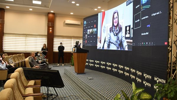 وزيرة التخطيط خلال