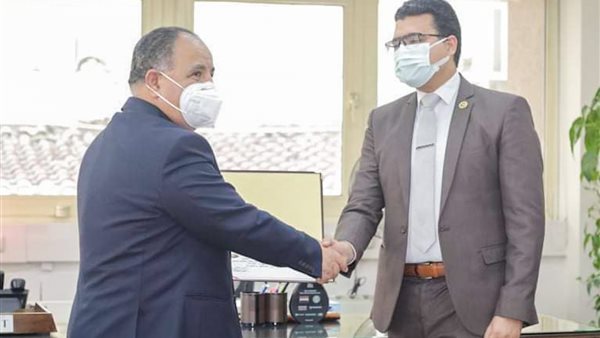  وزير المالية يكرم