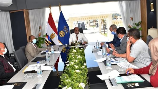 محافظ أسوان خلال