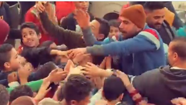 محمد إمام وسط الاطفال