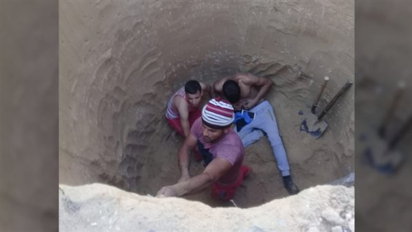 انهيار حفرة على عامل