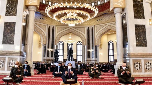 الرئيس يؤدى صلاة