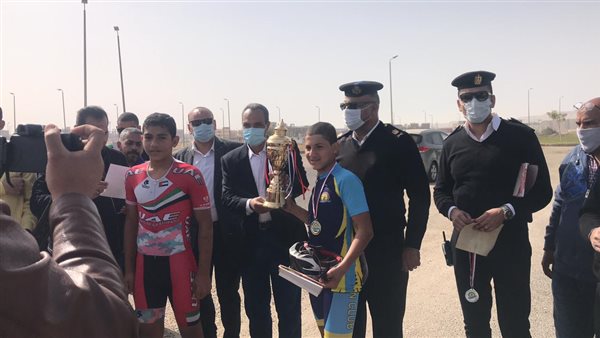 تسليم الجوائز للفائزين