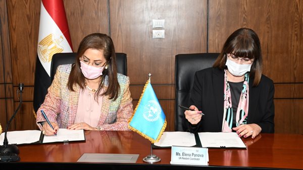 وزيرة التخطيط خلال