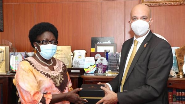 السفير الماضى ورئيسة