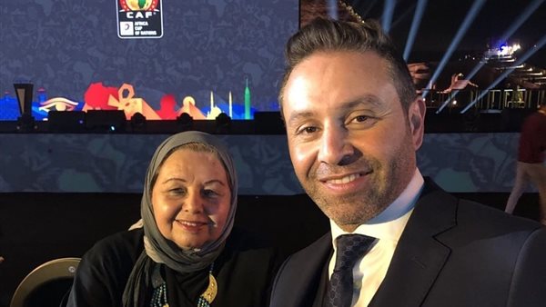 حازم إمام مع والدته