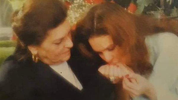 يسرا ووالدتها 