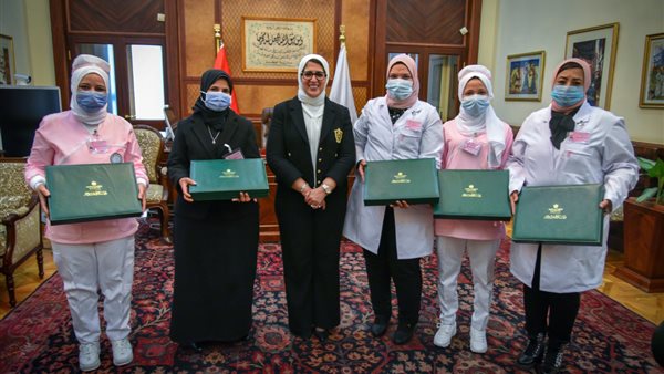 وزيرة الصحة طواقم