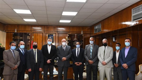 محافظ قنا مع وفد