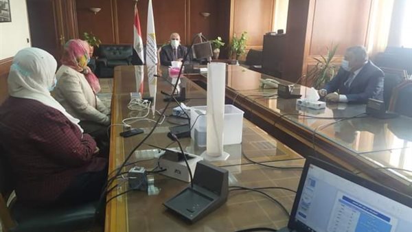 وزير الرى خلال اجتماع