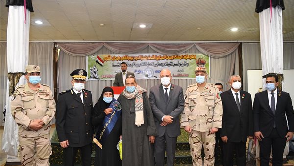 محافظ قنا خلال الاحتفال