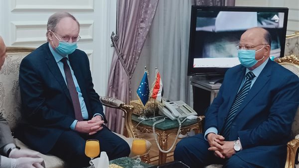 محافظ القاهرة برفقة