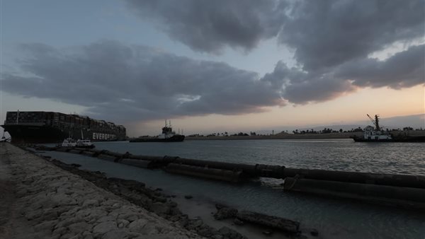 قاطرتين لشد السفينة