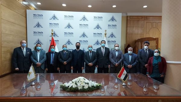 جانب من التوقيع