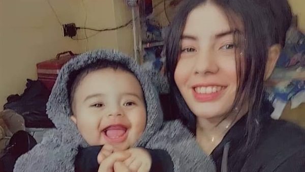 إسراء عماد وابنها