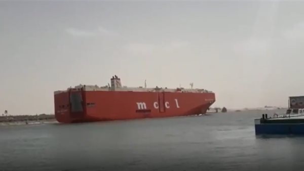 أول سفينة تعبر القناة