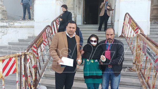 إسراء ووالدها ومحاميها