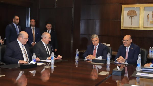 وزير العمل ومحافظ