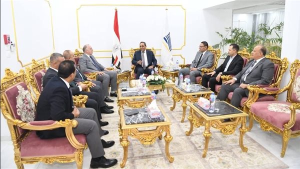 محافظ قنا خلال اللقاء