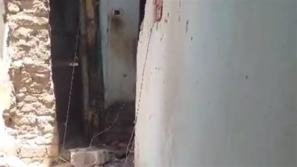 انهيار سقف منزل بنجع