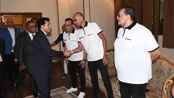 وزير الرياضة يلتقي