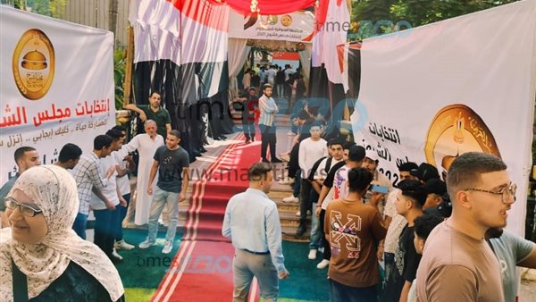 توافد المواطنين على