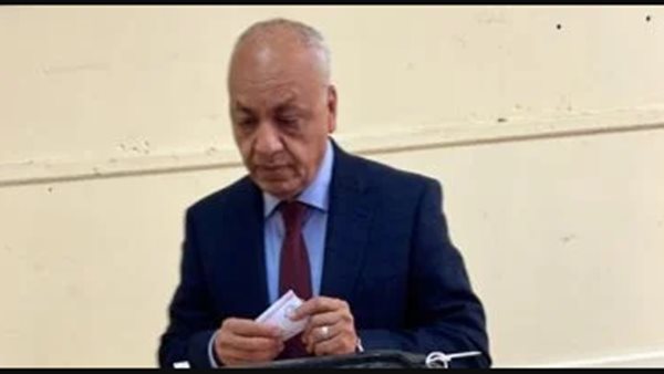 الكاتب الصحفي مصطفي