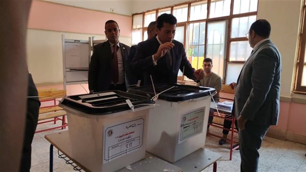 اشرف صبحي يدلي بصوته