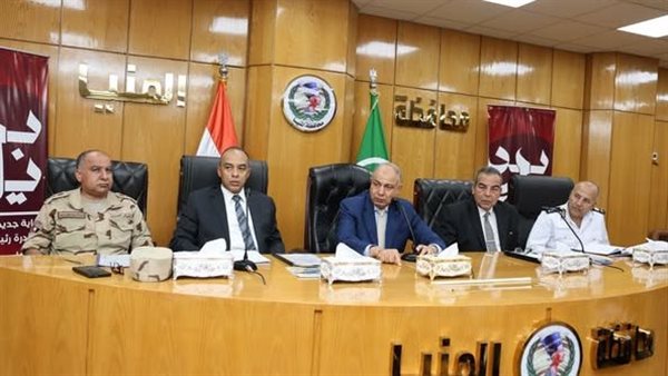 جانب من اجتماع محافظ