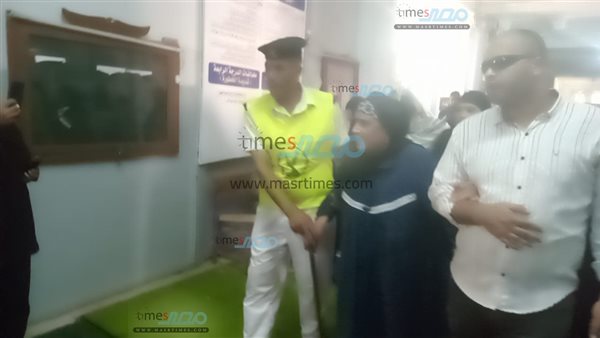 رجال الشرطه تساعد