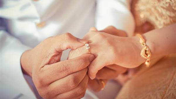 تفسير حلم خطوبة العزباء