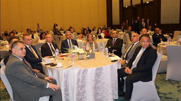 محافظ القاهرة ووزير