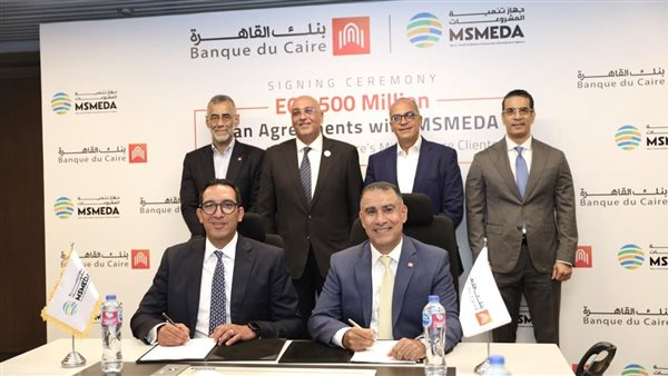 جانب من التوقيع