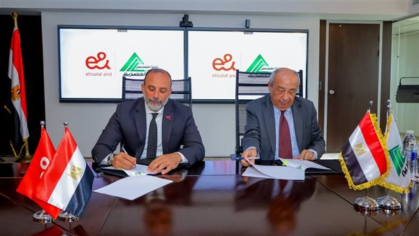 جانب من التوقيع