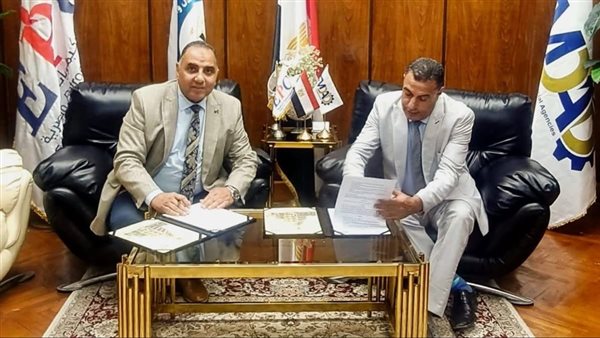 جانب من التوقيع