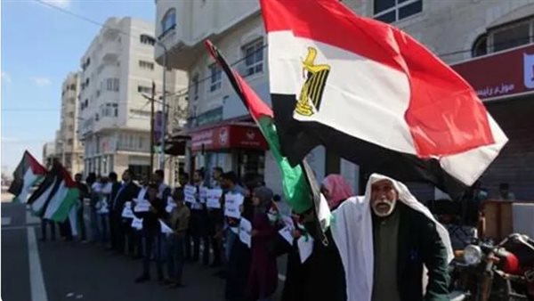 فلسطينيون يرفعون