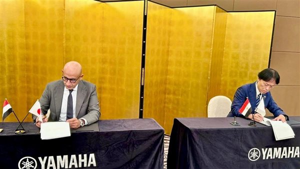 جانب من التوقيع