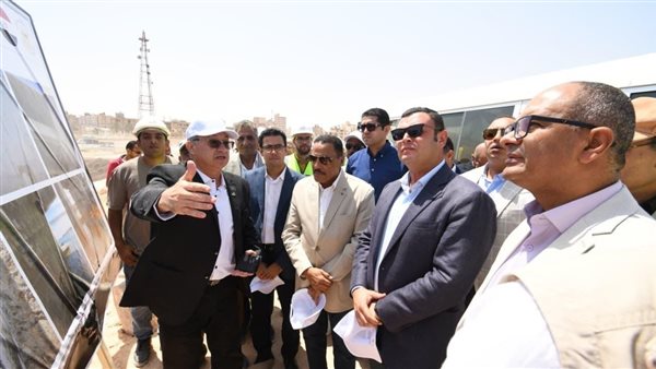 وزير الإسكان ومحافظ