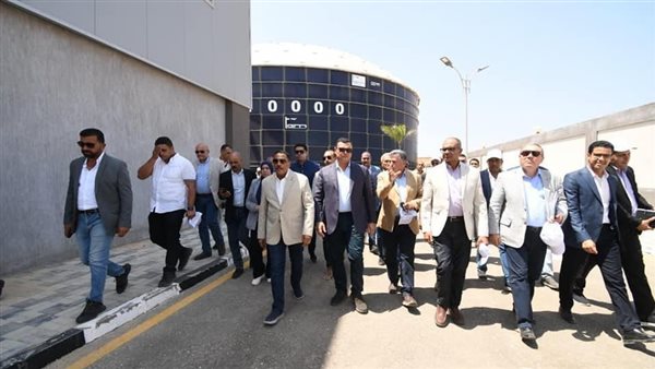 وزير الإسكان ومحافظ