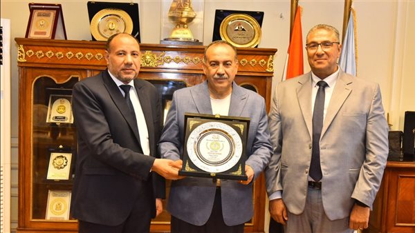 محاقظ أسيوط و نائب