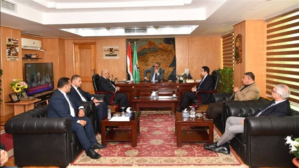 محافظ الفيوم يناقش