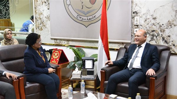 نائب وزير الصحة مع