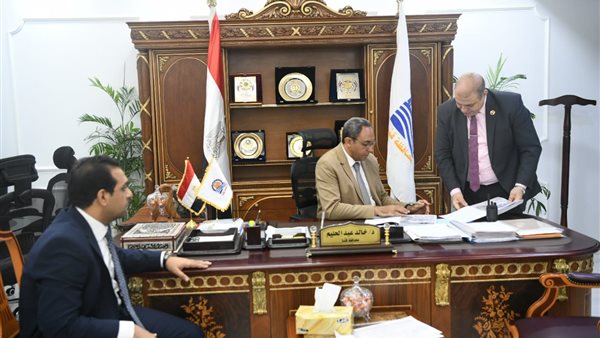 جانب من اعتماد المحافظ